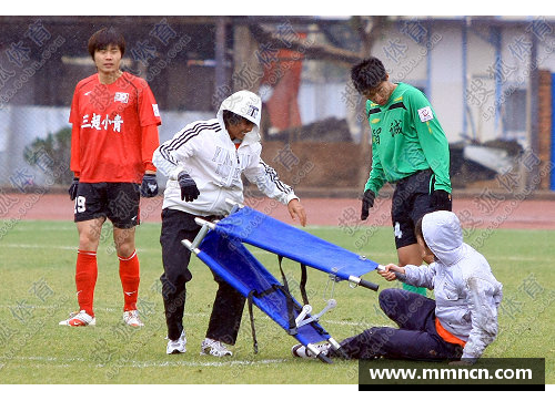 mk体育担架球员：承载战场的无声英雄